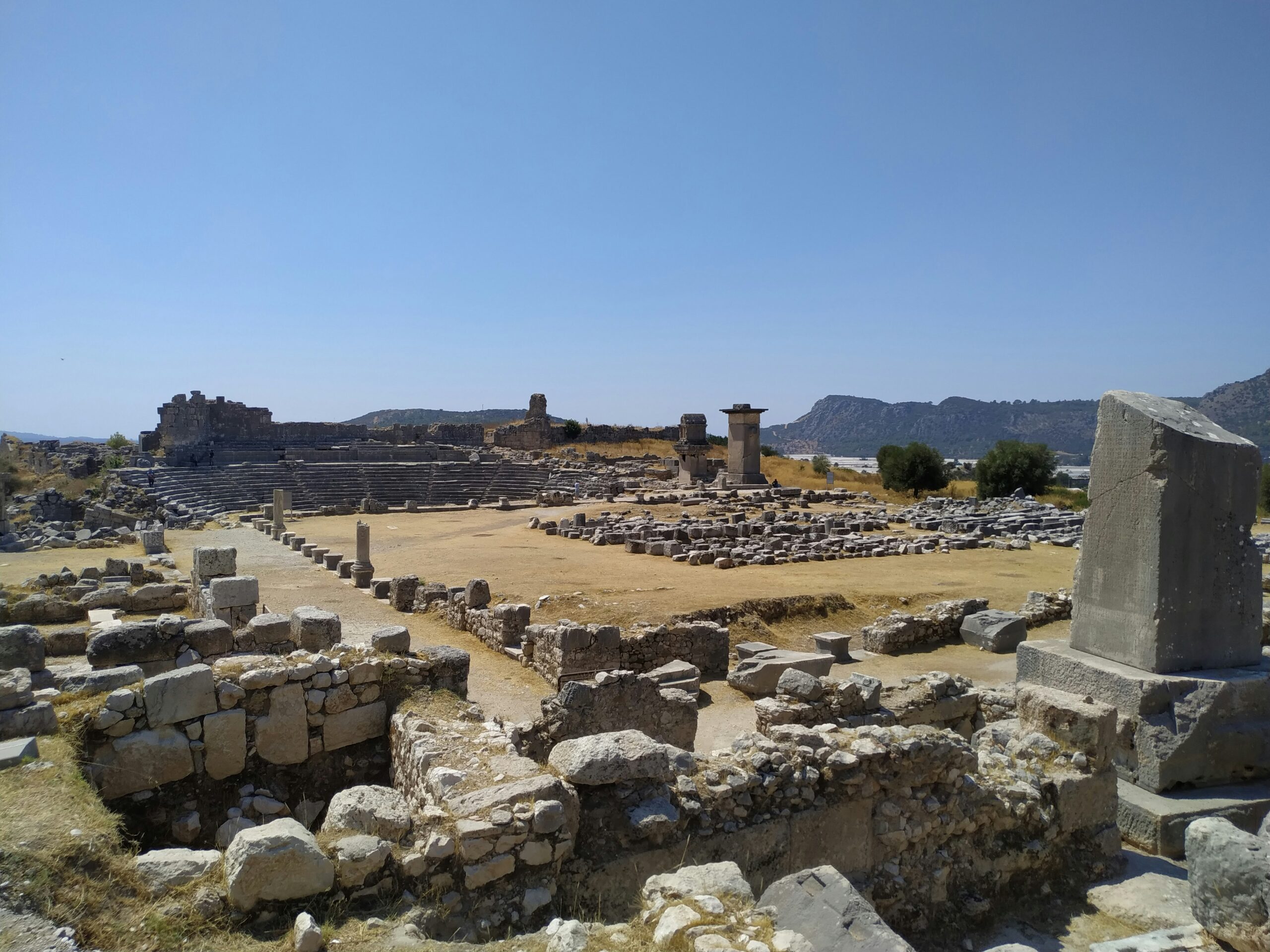 Knidos Antik Kenti’nin genel görünümü, tarihi taş yapılar ve deniz manzarası.