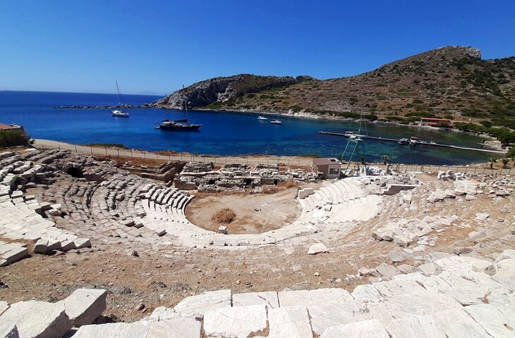 Knidos Antik Kenti’nin genel görünümü, tarihi taş yapılar ve deniz manzarası.