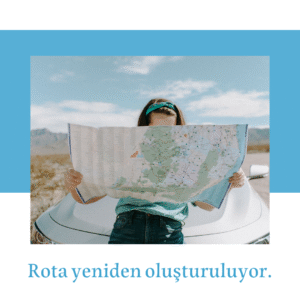 Datça'da Otel Rezervasyonu yapan bir kadın elinde harita tutarak arabasının üstünde rota planlaması yapıyor.