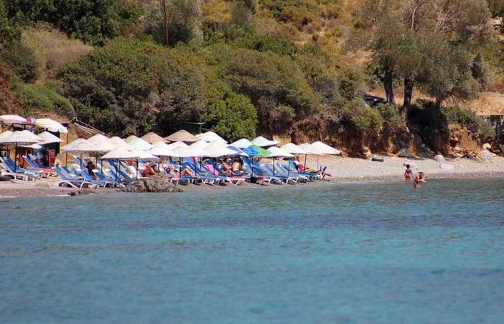 Datça koyları ve masmavi deniz manzarası, huzurlu bir tatil için ideal sahil görüntüsü.