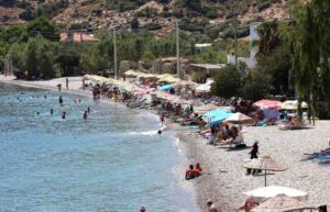 Datça koyları ve masmavi deniz manzarası, huzurlu bir tatil için ideal sahil görüntüsü.
