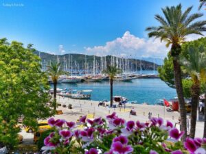 Datça Tatili Ne Zaman Yapılır Datça’da deniz kenarında tatil yapanlar için huzurlu manzara.